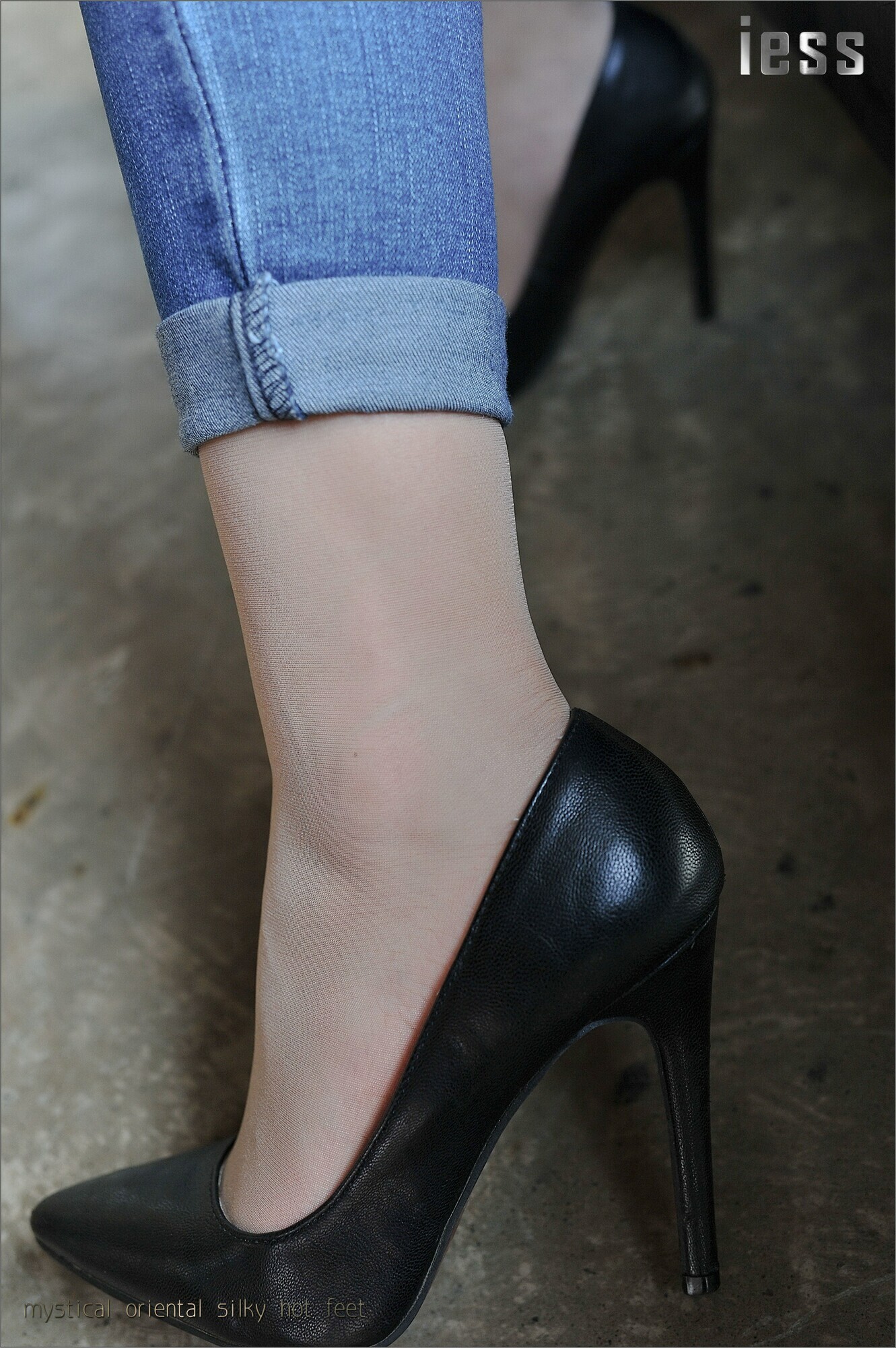 [IESS]异思趣向 张馨月 丝足高跟与牛仔裤